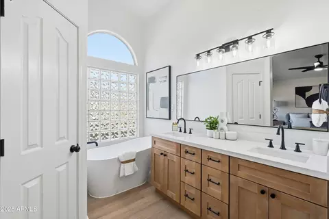 Bath - 4438 E Rowel Rd, Phoenix, AZ 85050 photo 1 of 4