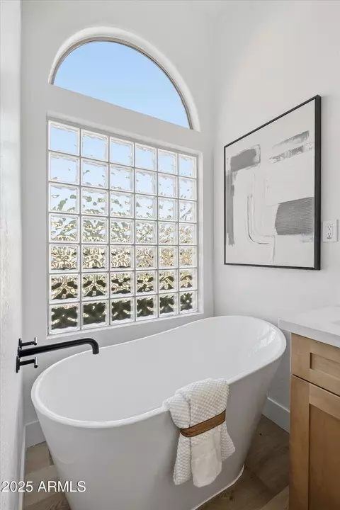 Bath - 4438 E Rowel Rd, Phoenix, AZ 85050 photo 2 of 4