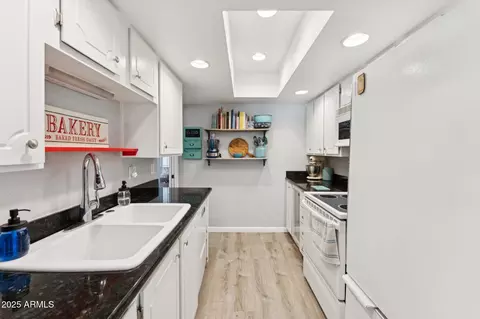 Kitchen - 7628 N 19th Dr, Phoenix, AZ 85021 photo 2 of 3