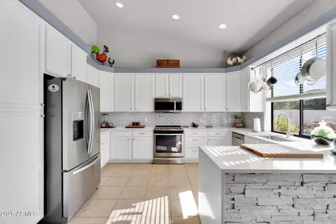 Kitchen - 907 E Carlise Rd, Phoenix, AZ 85086 photo 1 of 5