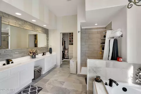 Bath - 907 E Carlise Rd, Phoenix, AZ 85086 photo 1 of 5