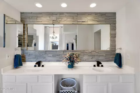 Bath - 907 E Carlise Rd, Phoenix, AZ 85086 photo 3 of 5