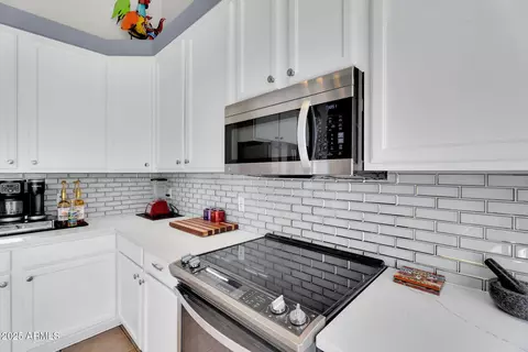 Kitchen - 907 E Carlise Rd, Phoenix, AZ 85086 photo 4 of 5