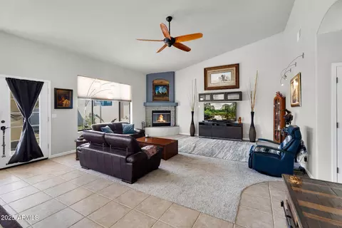 Living - 907 E Carlise Rd, Phoenix, AZ 85086 photo 1 of 5