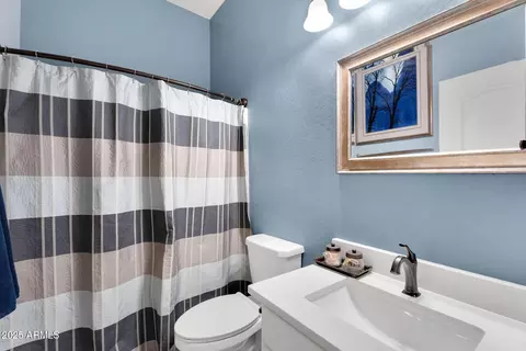 Bath - 907 E Carlise Rd, Phoenix, AZ 85086 photo 4 of 5
