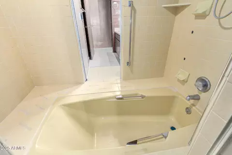 Bath - 5275 N Camelhead Rd, Phoenix, AZ 85018 photo 4 of 6