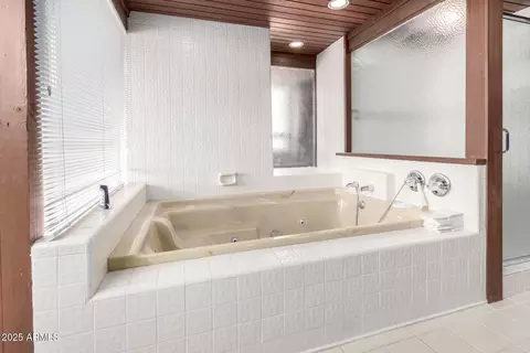Bath - 5275 N Camelhead Rd, Phoenix, AZ 85018 photo 2 of 6