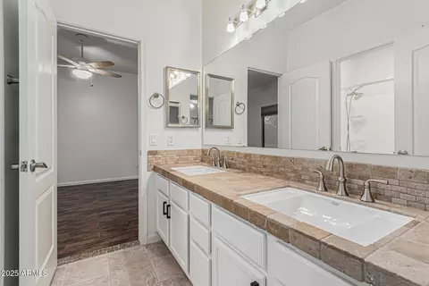 Bath - 513 E Jordon Ln, Phoenix, AZ 85086 photo 4 of 5