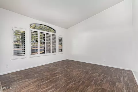 Living - 513 E Jordon Ln, Phoenix, AZ 85086 photo 1 of 4