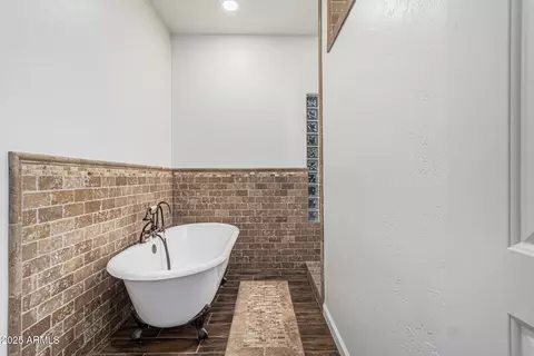 Bath - 513 E Jordon Ln, Phoenix, AZ 85086 photo 2 of 5