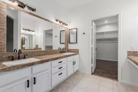 Bath - 513 E Jordon Ln, Phoenix, AZ 85086 photo 1 of 5