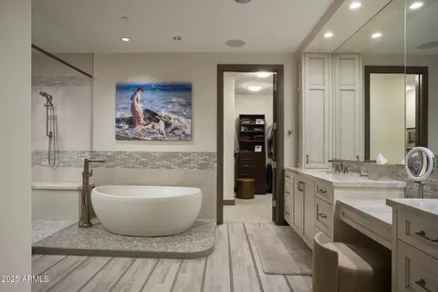Bath - 2211 E Camelback Rd #1203, Phoenix, AZ 85016 photo 2 of 5