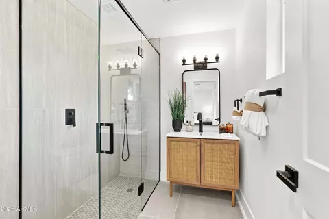 Bath - 8829 N 17th Ave, Phoenix, AZ 85021 photo 1 of 2