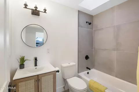 Bath - 8829 N 17th Ave, Phoenix, AZ 85021 photo 2 of 2