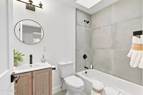 Bath - 8829 N 17th Ave, Phoenix, AZ 85021 photo 2 of 2
