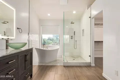 Bath - 4331 E Prickly Pear Trl, Phoenix, AZ 85050 photo 1 of 6
