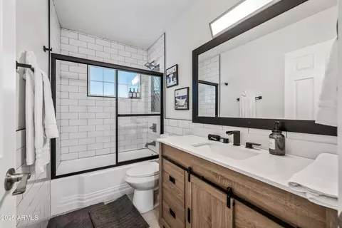 Bath - 2452 Elm St, Phoenix, AZ 85016 photo 2 of 2