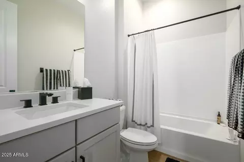 Bath - 6525 E Libby St, Phoenix, AZ 85054 photo 4 of 5