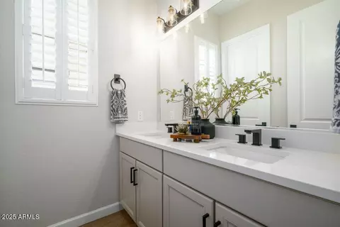 Bath - 6525 E Libby St, Phoenix, AZ 85054 photo 3 of 5