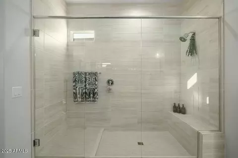 Bath - 6525 E Libby St, Phoenix, AZ 85054 photo 2 of 5