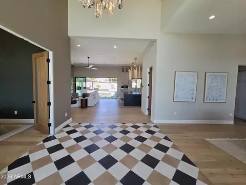 Entry Way - 4332 E Vermont Ave, Phoenix, AZ 85018 photo 3 of 4