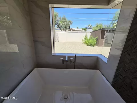 Bath - 4332 E Vermont Ave, Phoenix, AZ 85018 photo 5 of 18