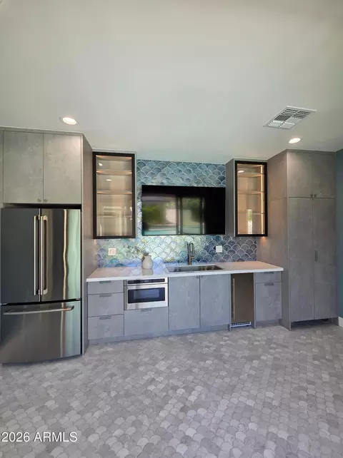 Kitchen - 4332 E Vermont Ave, Phoenix, AZ 85018 photo 7 of 9