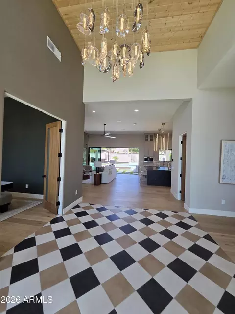 Entry Way - 4332 E Vermont Ave, Phoenix, AZ 85018 photo 2 of 4