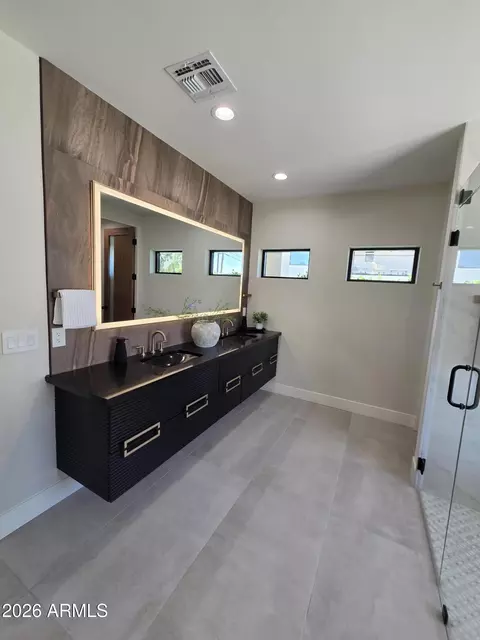 Bath - 4332 E Vermont Ave, Phoenix, AZ 85018 photo 2 of 18