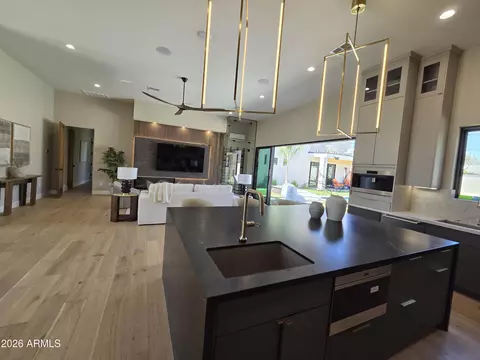 Kitchen - 4332 E Vermont Ave, Phoenix, AZ 85018 photo 5 of 9