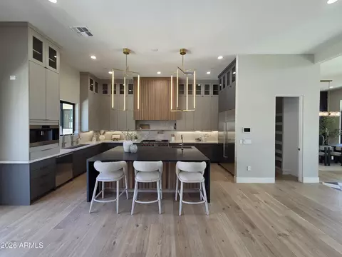 Kitchen - 4332 E Vermont Ave, Phoenix, AZ 85018 photo 2 of 9