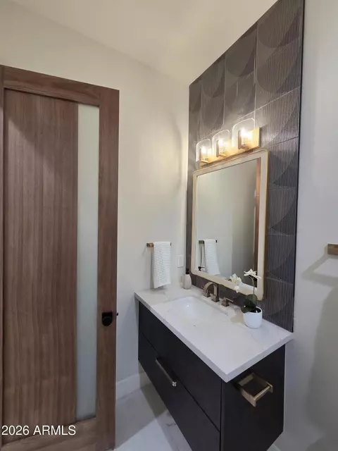 Bath - 4332 E Vermont Ave, Phoenix, AZ 85018 photo 11 of 18