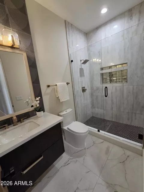 Bath - 4332 E Vermont Ave, Phoenix, AZ 85018 photo 10 of 18