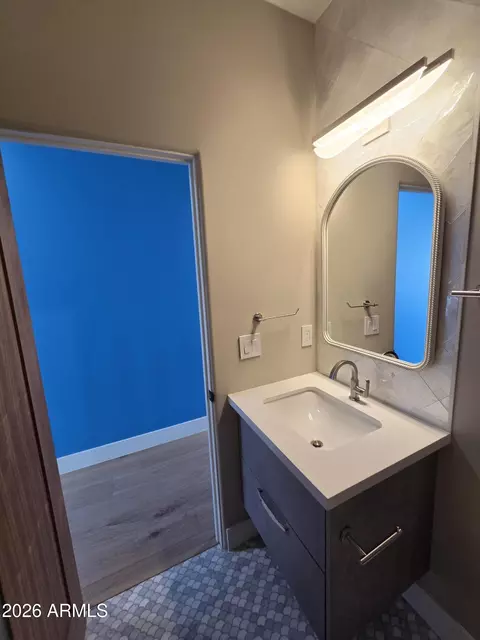 Bath - 4332 E Vermont Ave, Phoenix, AZ 85018 photo 9 of 18