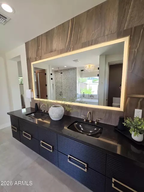 Bath - 4332 E Vermont Ave, Phoenix, AZ 85018 photo 1 of 18