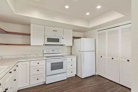 Kitchen - 1274 E Avenida Hermosa --, Phoenix, AZ 85014 photo 1 of 3