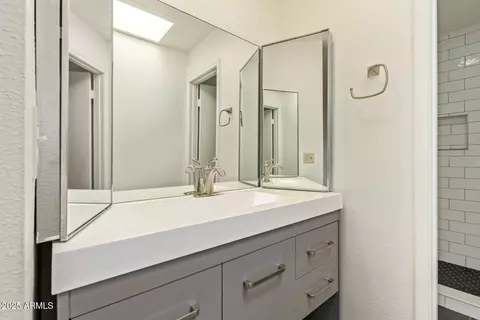 Bath - 1274 E Avenida Hermosa --, Phoenix, AZ 85014 photo 1 of 3