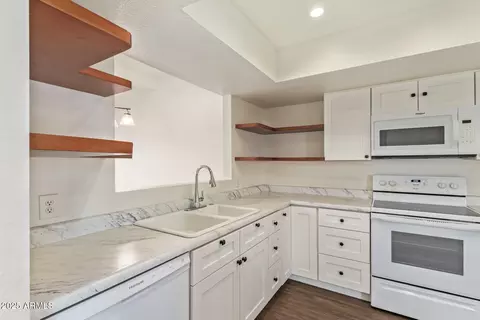 Kitchen - 1274 E Avenida Hermosa --, Phoenix, AZ 85014 photo 3 of 3