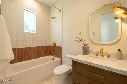 Bath - 4729 E Arcadia Ln, Phoenix, AZ 85018 photo 5 of 6