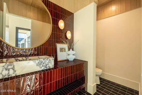 Bath - 4729 E Arcadia Ln, Phoenix, AZ 85018 photo 3 of 6