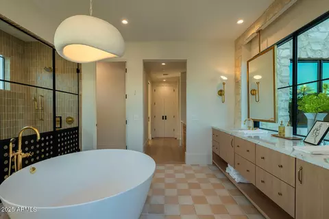 Bath - 4729 E Arcadia Ln, Phoenix, AZ 85018 photo 1 of 6