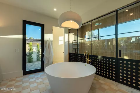 Bath - 4729 E Arcadia Ln, Phoenix, AZ 85018 photo 2 of 6