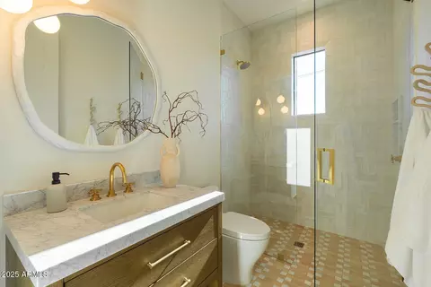 Bath - 4729 E Arcadia Ln, Phoenix, AZ 85018 photo 4 of 6