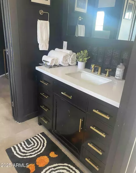 Bath - 1055 E Whitton Ave, Phoenix, AZ 85014 photo 5 of 8