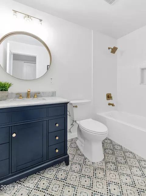 Bath - 3505 E Campbell Ave #7, Phoenix, AZ 85018 photo 1 of 2