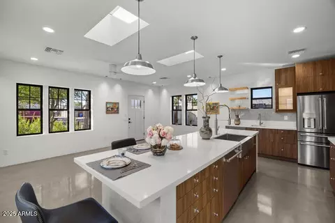 Kitchen - 914 E Sheridan St, Phoenix, AZ 85006 photo 3 of 6