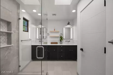 Bath - 914 E Sheridan St, Phoenix, AZ 85006 photo 3 of 5