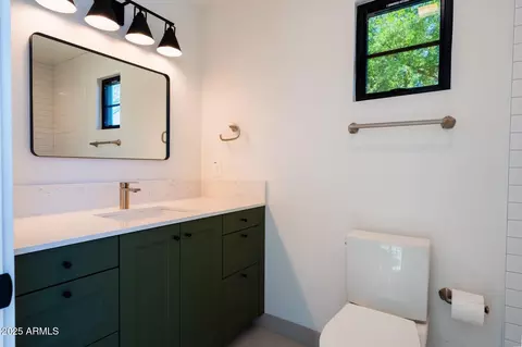 Bath - 914 E Sheridan St, Phoenix, AZ 85006 photo 2 of 5