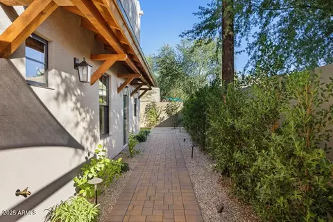 Exterior - 914 E Sheridan St, Phoenix, AZ 85006 photo 6 of 9