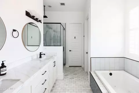 Bath - 4145 E Campbell Ave, Phoenix, AZ 85018 photo 3 of 5